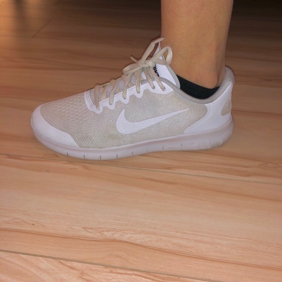 SOLD White nike shoes - Picture 1 of 4